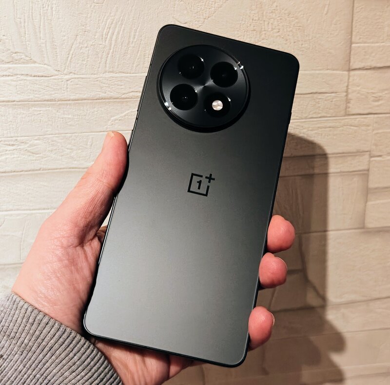 OnePlus 13R kdess, takaa kuvattuna