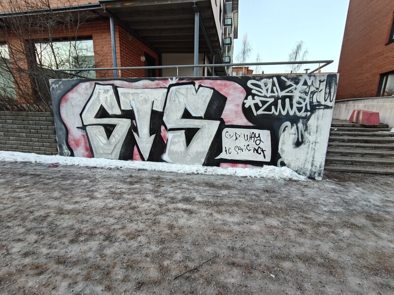 OnePlus 13R esimerkkikuva: graffiti pivll, laajakulmakamera