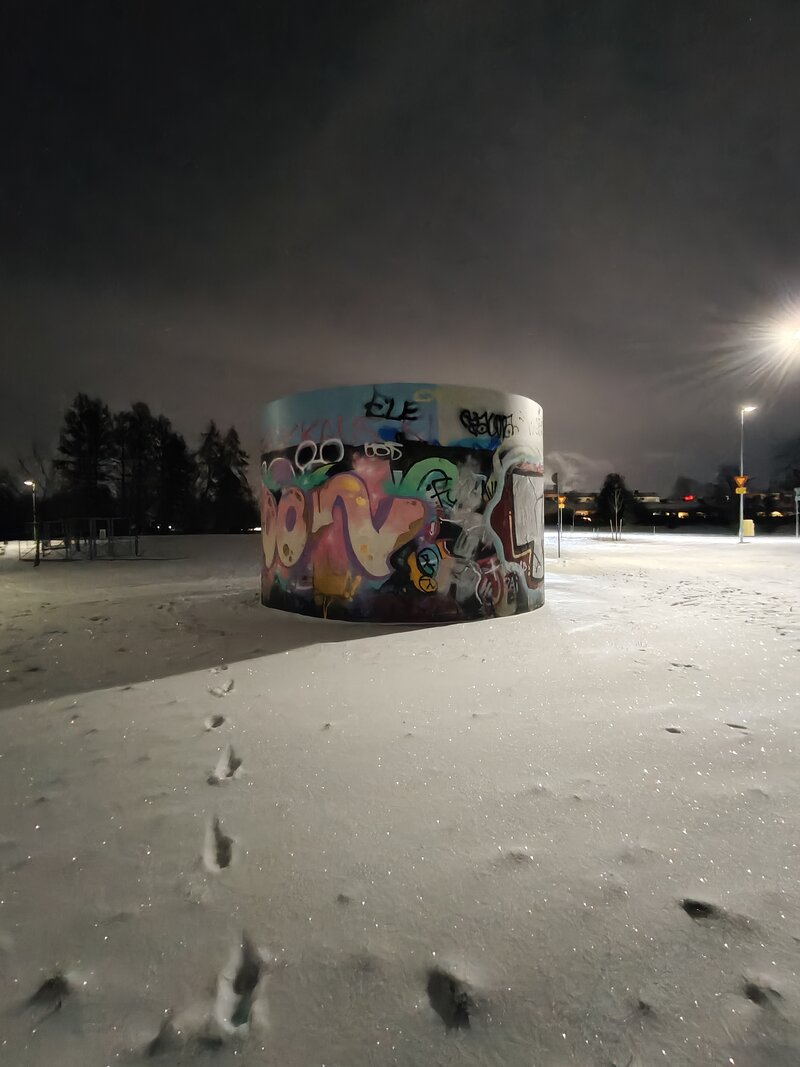 OnePlus 13R esimerkkikuva: graffiti yll, laajakulmakamera