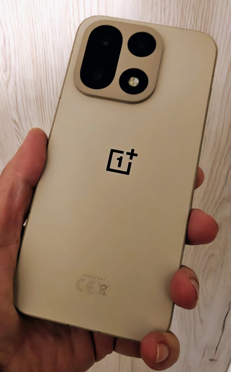 OnePlus 15 kdess, takaa kuvattuna