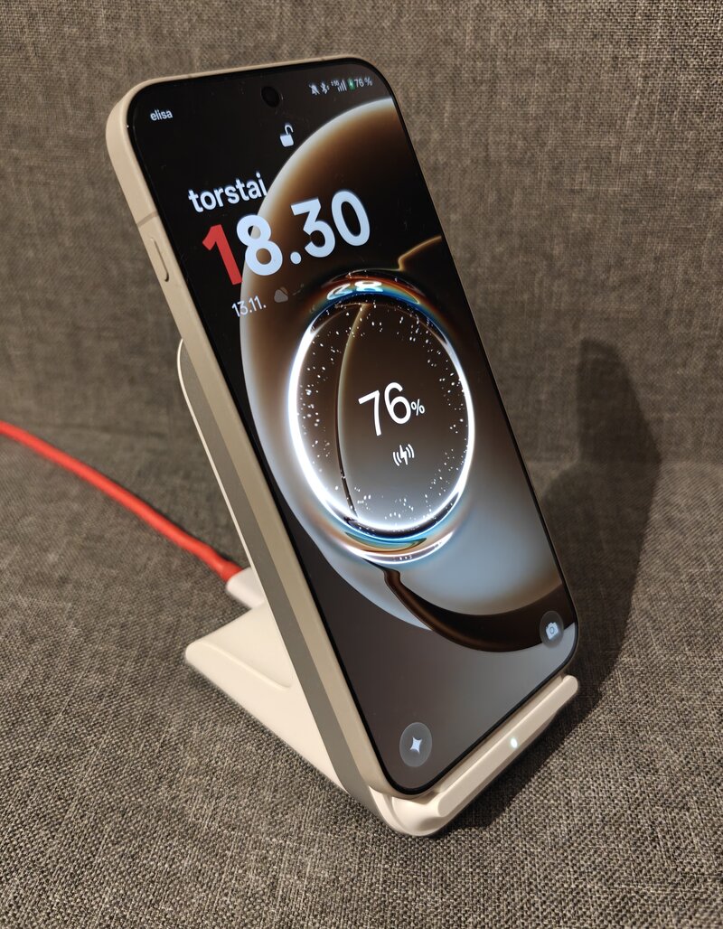 OnePlus 15 latautumassa langattomassa laturissa