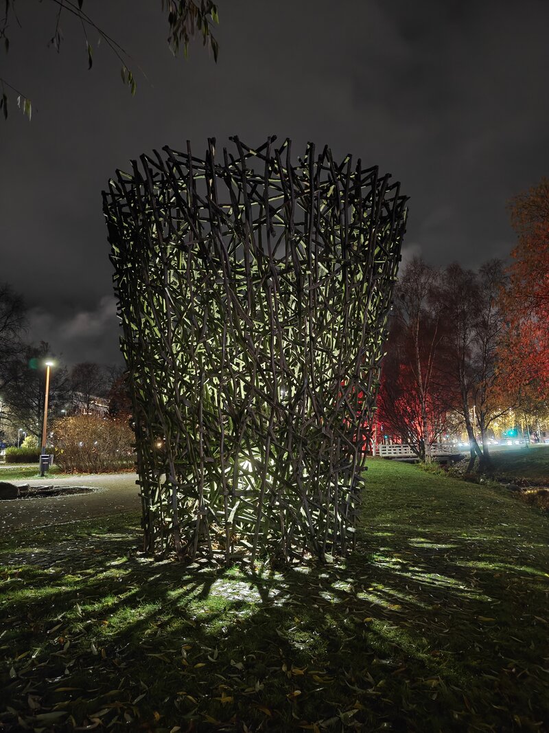 Ulkotaideteos pimeässä, kuvattu OnePlus 15:lla