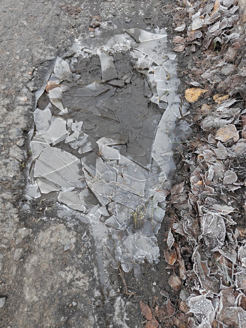 Jäätynyt rapakko, kuvattu OnePlus 15:lla