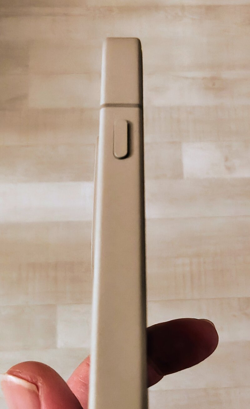 OnePlus 15:n kylki, jossa toimintopainike