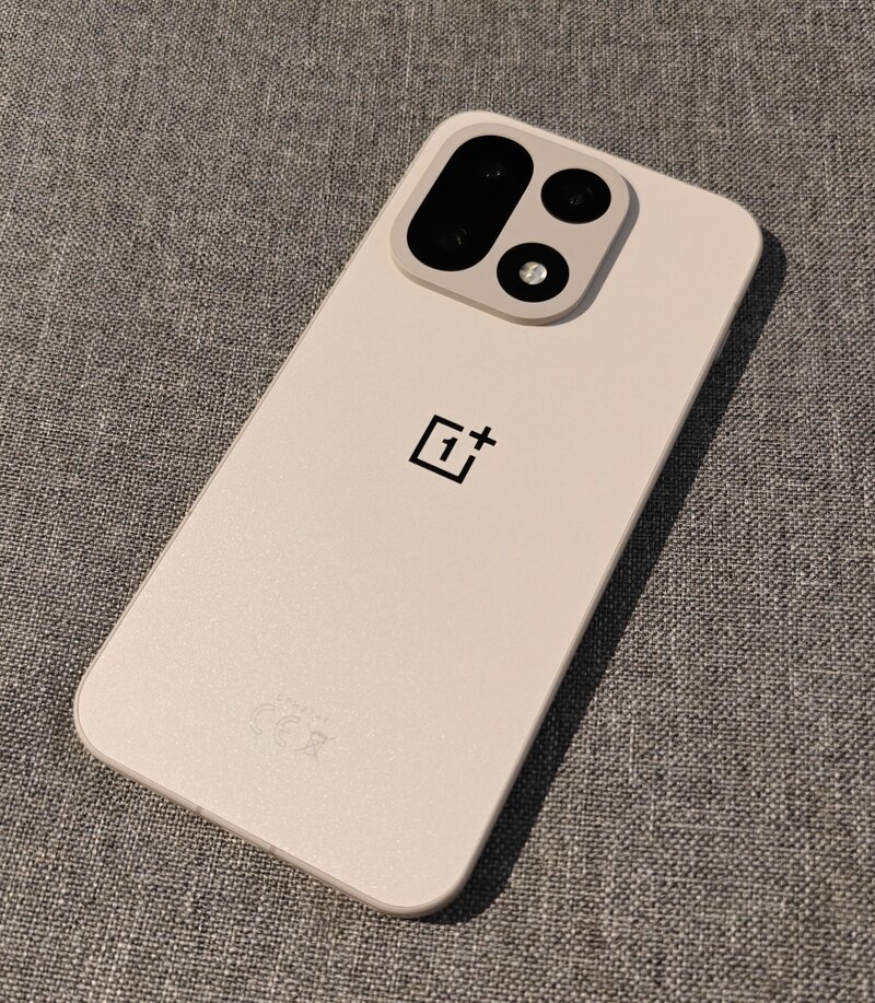OnePlus 15 takaa kuvattuna, pydll