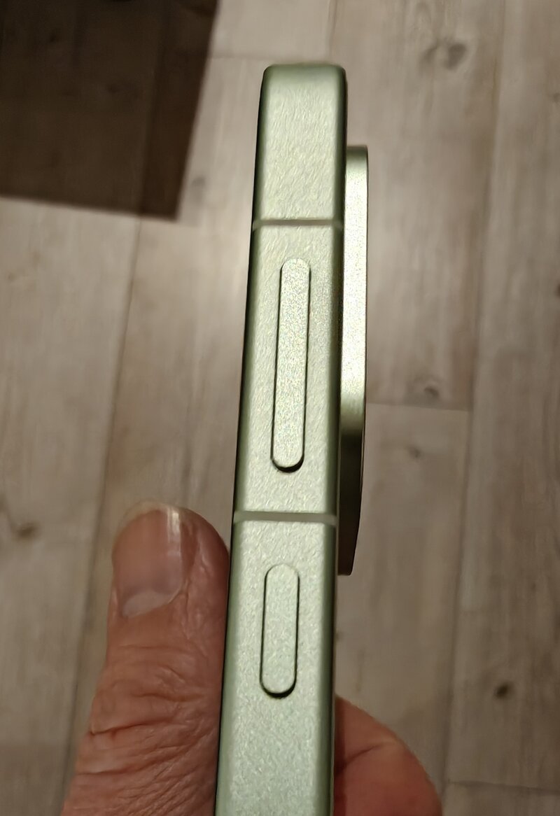 OnePlus 15R:n kylki, jossa sijaitsee ��nenvoimakkuuden s��t� ja lukituspainike