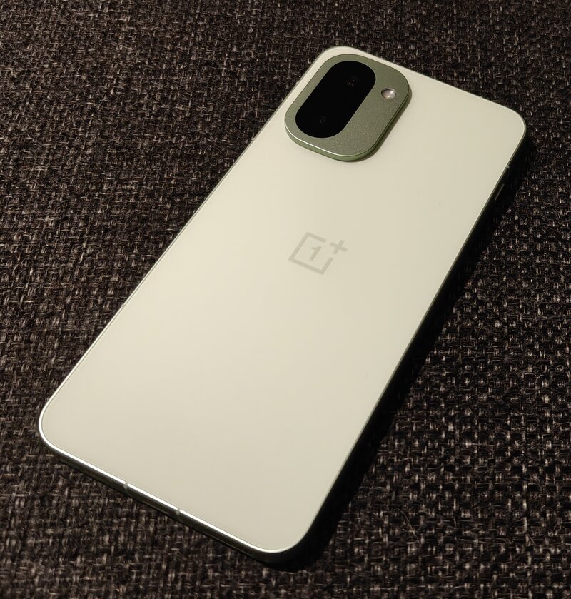OnePlus 15R p�yd�ll�