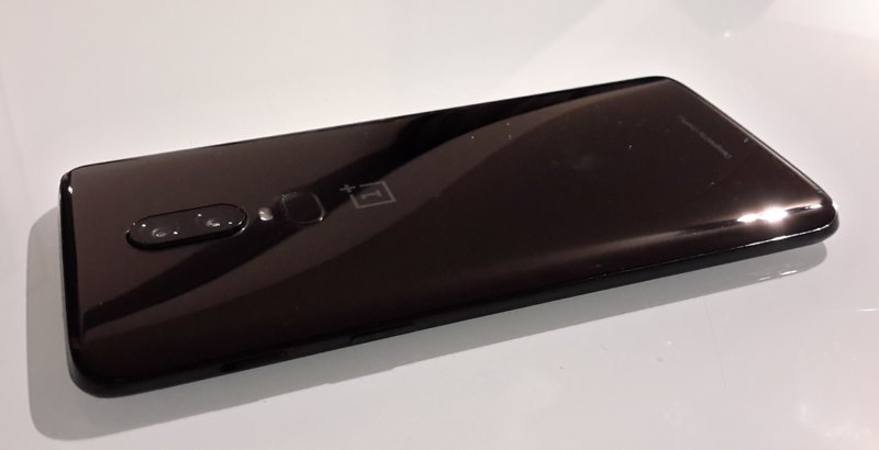 Pienikin pölyhiukkanen näkyy OnePlus 6 lasisessa takakuoressa samantien..