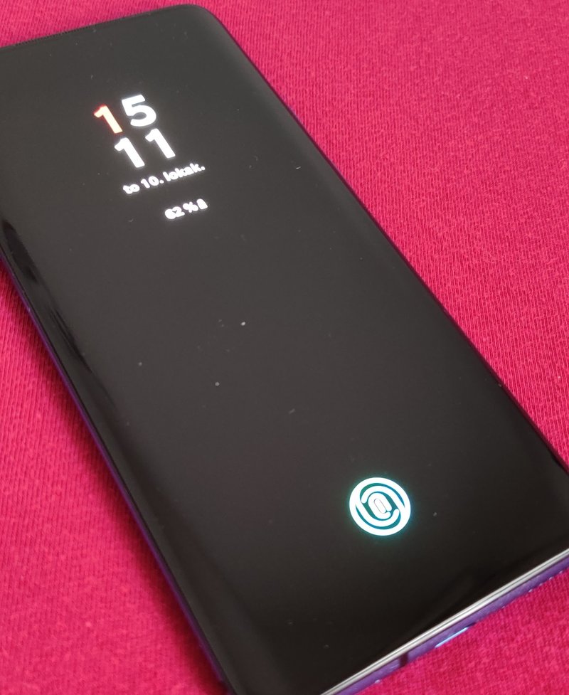 OnePlus 7T Pro sormenjälkilukija näytössä