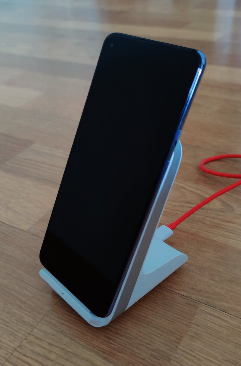 OnePlus 9 langattomassa laturissa