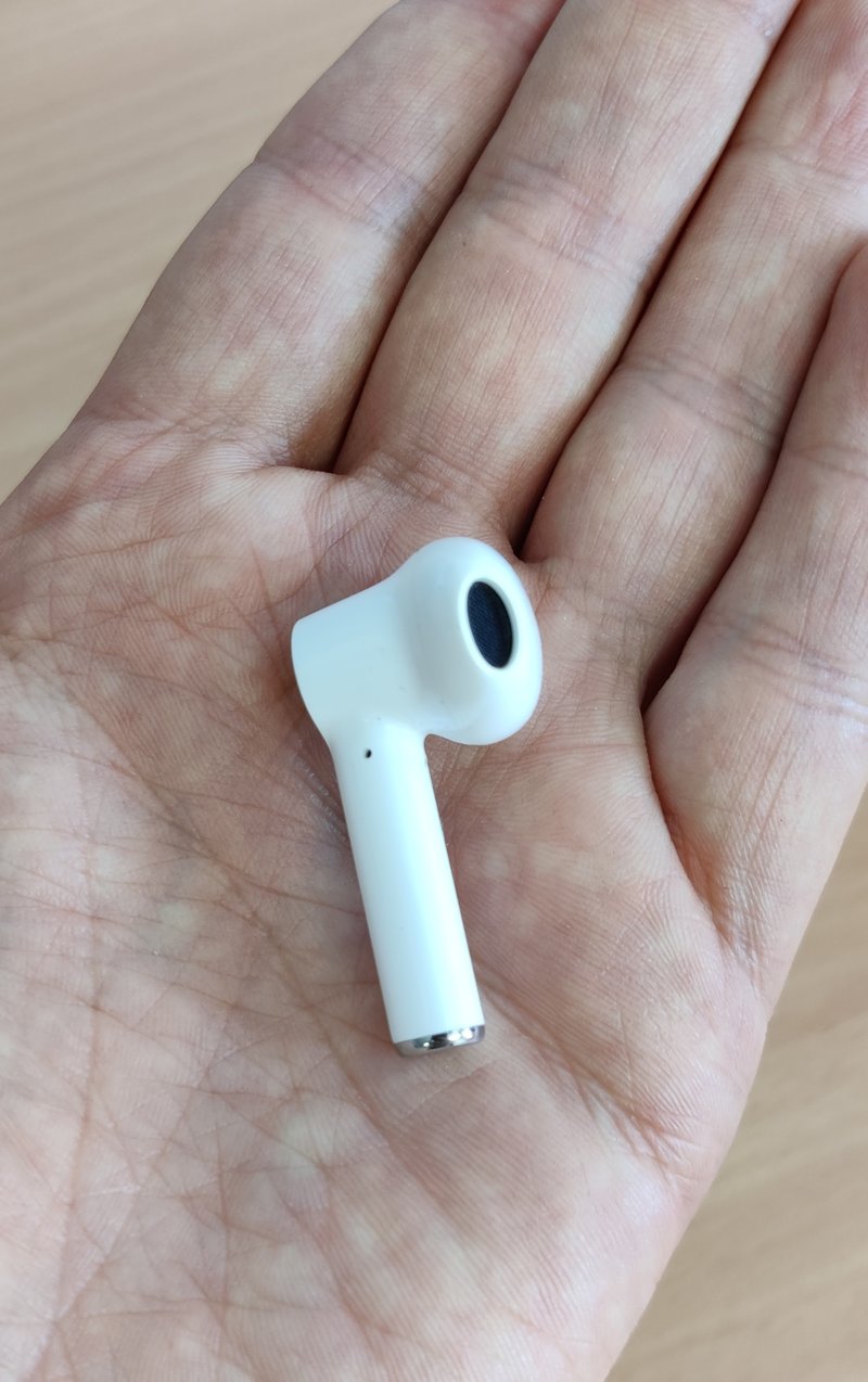 OnePlus Buds, kuuloke kädessä