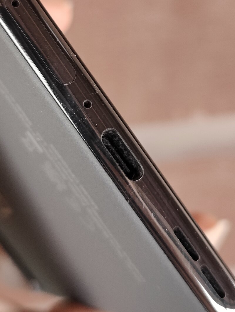 OnePlus Nord 2T alareuna, jossa mm. USB-C -liitin