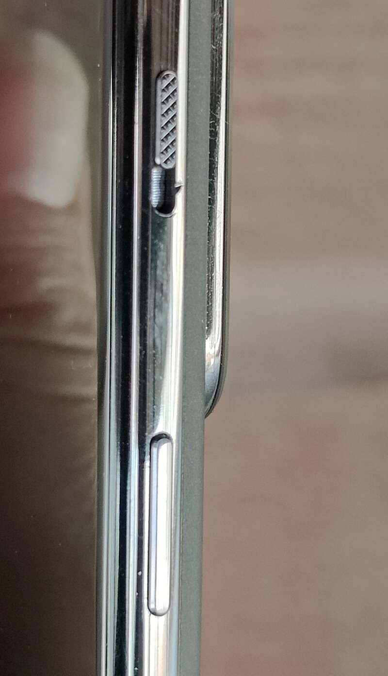 OnePlus Nord 2T kylki, jossa kolmivaiheinen kytkin ja virtapainike