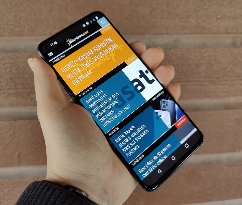 OnePlus Nord 2T kädessä, näyttö auki