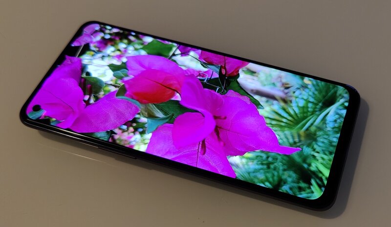 OnePlus Nord 2T pöydällä, näytössä kuva