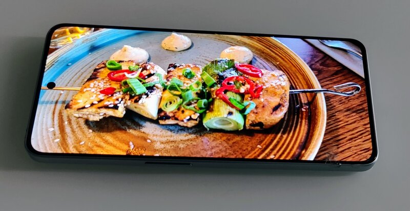 OnePlus Nord 3, näyttö päällä, näytöllä kuva ruoka-annoksesta