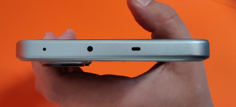 OnePlus Nord 3, yläreuna