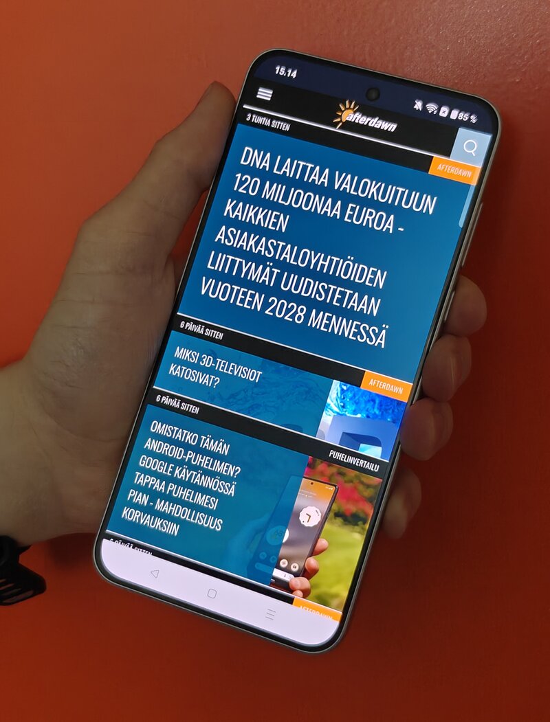 OnePlus Nord 5 kädessä