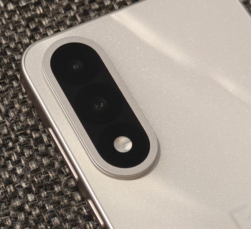 OnePlus Nord 5 pöydällä, kamerasaareke rajattuna kuvaan