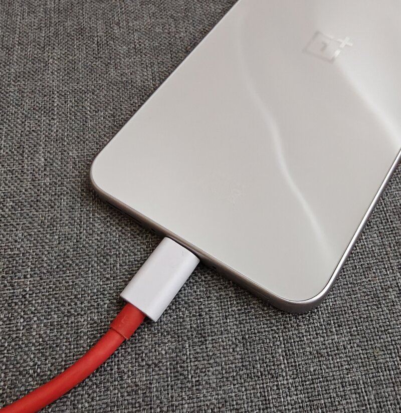 OnePlus Nord 5 latausjohtoon kytkettynä