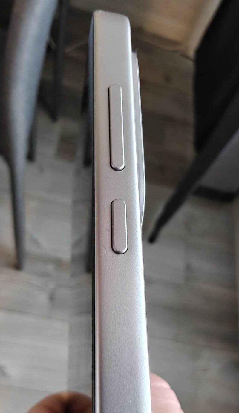 OnePlus Nord 5:n oikea kylki