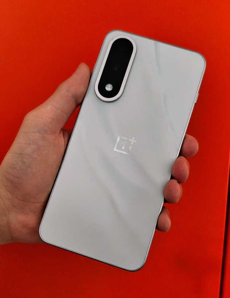 OnePlus Nord 5 takaa kuvattuna, kädessä