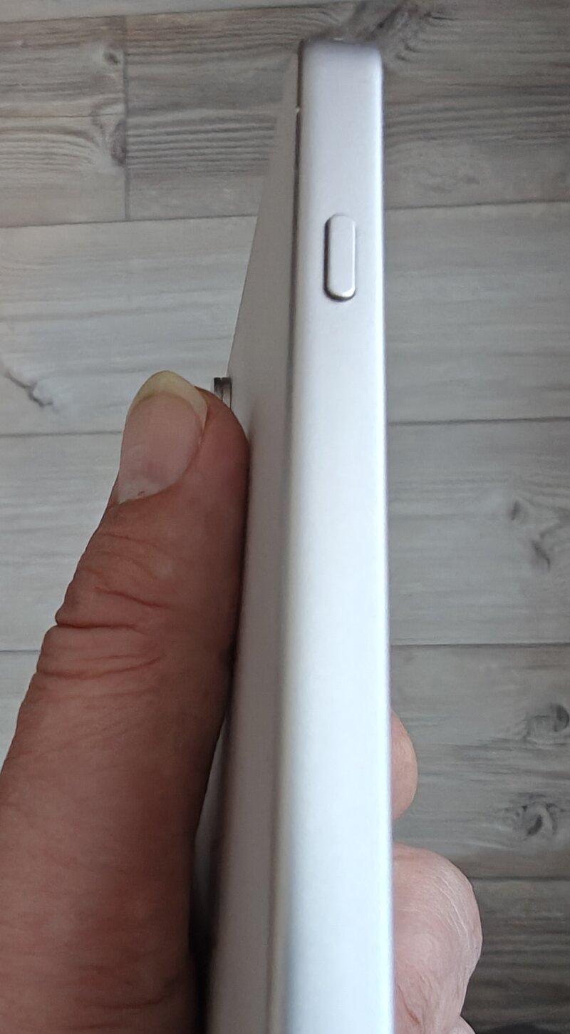 OnePlus Nord 5:n vasen kylki