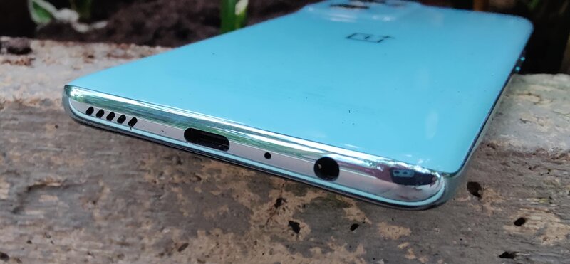 OnePlus Nord CE 2 alareuna, josta löytyy 3,5mm kuulokeliitin sekä USB-C -liitin