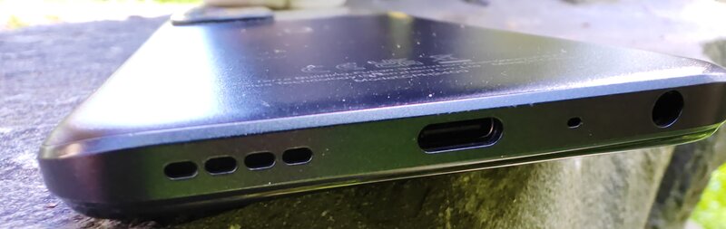 OnePlus Nord CE 2 Lite 5G alareuna, josta löytyy USB-C -liitin sekä kuulokeliitäntä