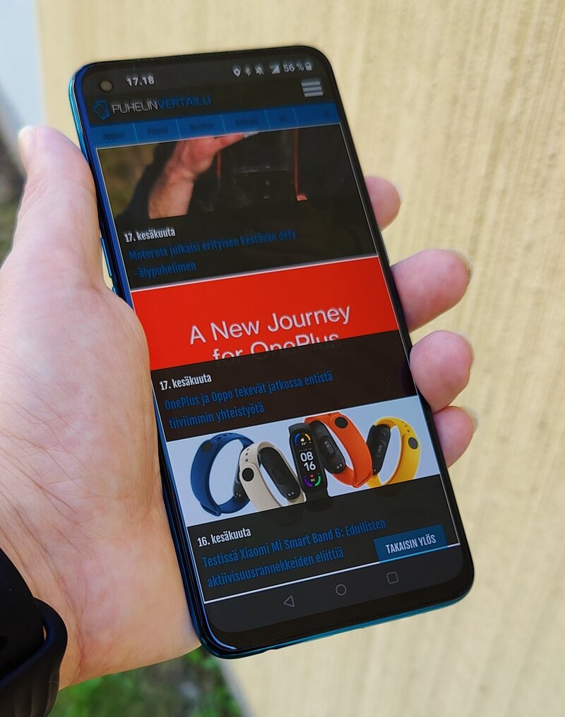 OnePlus Nord CE 5G kädessä