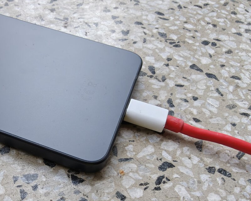 OnePlus Nord CE5 liitettyn OnePlussan omaan pikalaturiin