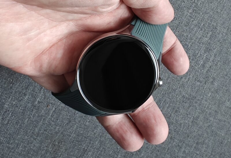 OnePlus Watch 2, kmmenen ymprill, esittelyss kellon runko