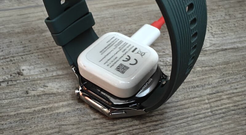 OnePlus Watch 2, kello kytkettyn laturiin