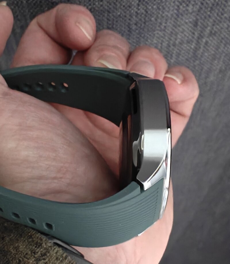 OnePlus Watch 2, kylki, jossa ei ole lainkaan nappeja