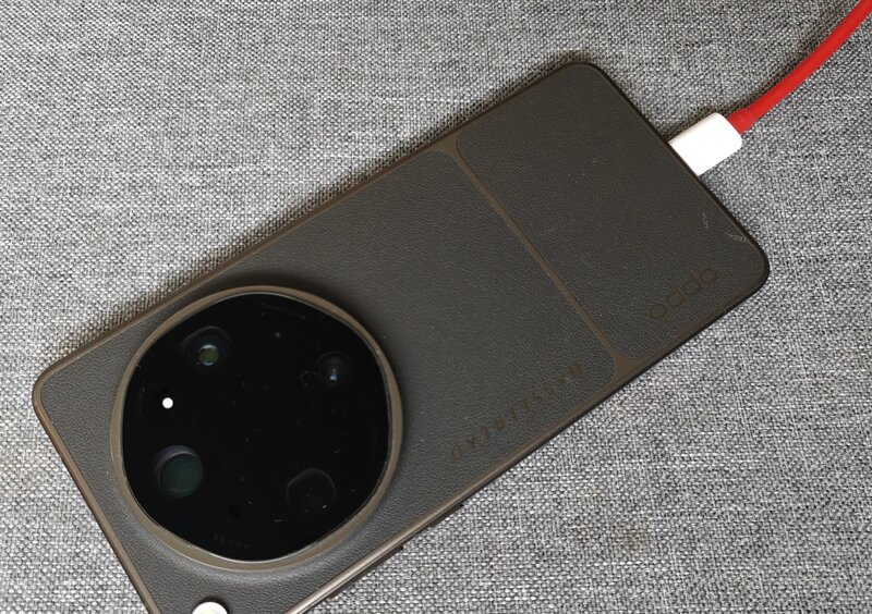 Oppo Find X9 Ultra kytkettynä OnePlussan latausjohtoon