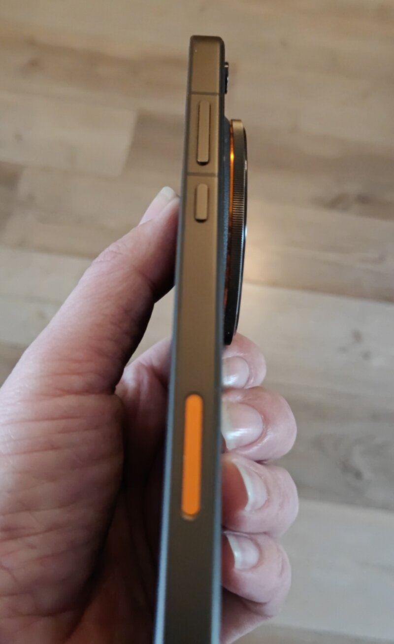 Oppo Find X9 Ultran oikea kylki
