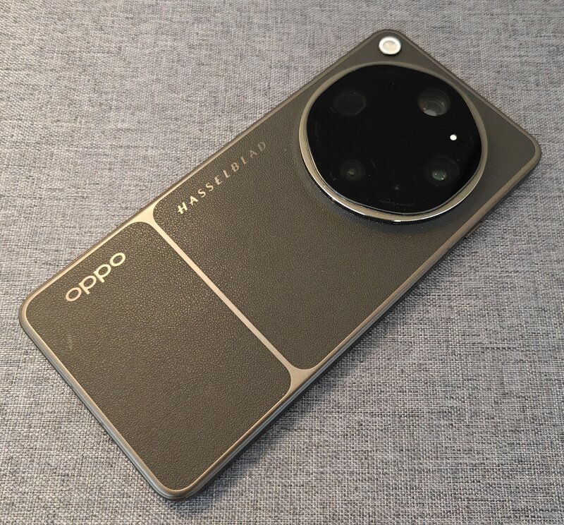 Oppo Find X9 Ultra pöydällä, takaa kuvattuna