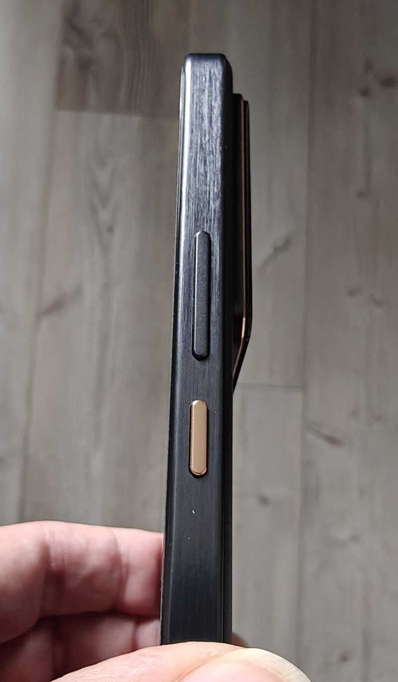 Realme GT 7:n oikea kylki, jossa sijaitsevat painikkeet