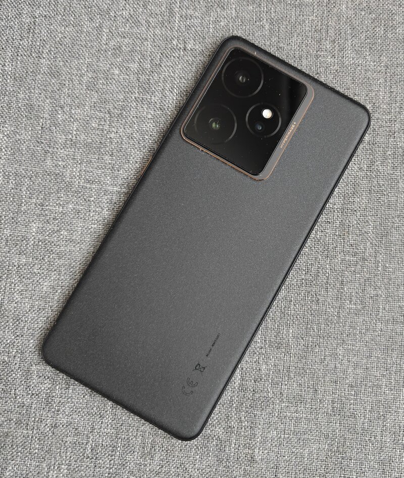 Realme GT 7 takaa kuvattuna