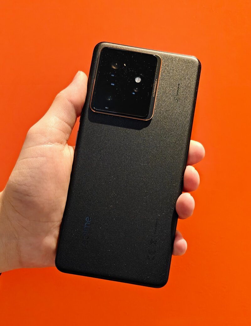 Realme GT 7 kädessä