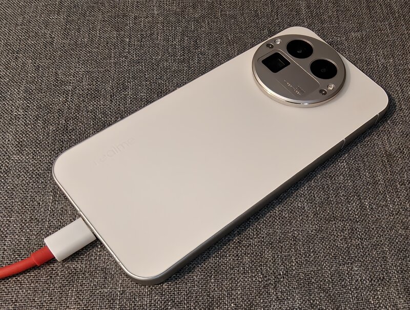 Realme GT 8 Pro laturiin kytkettynä