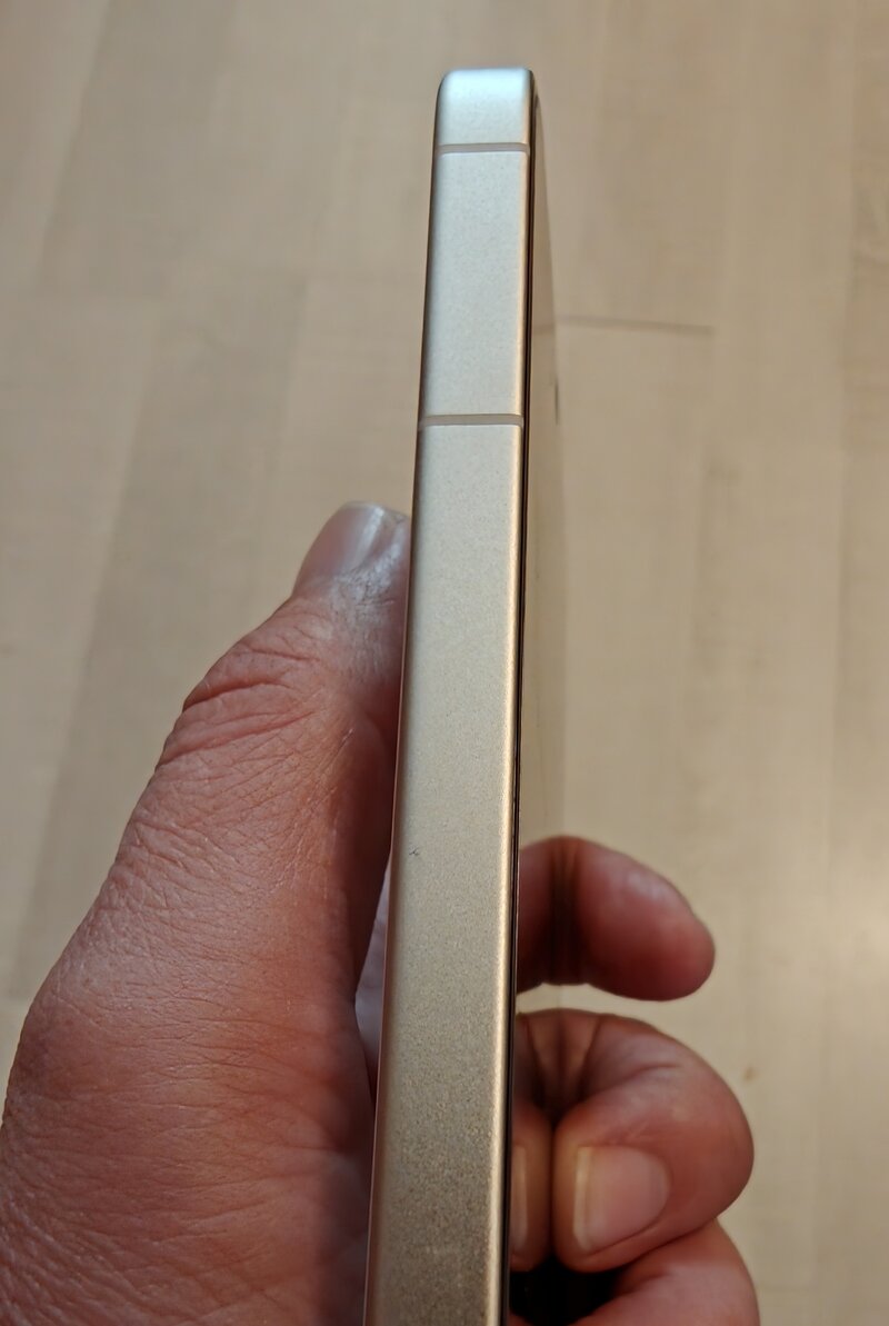 Realme GT 8 Pron napiton kylki