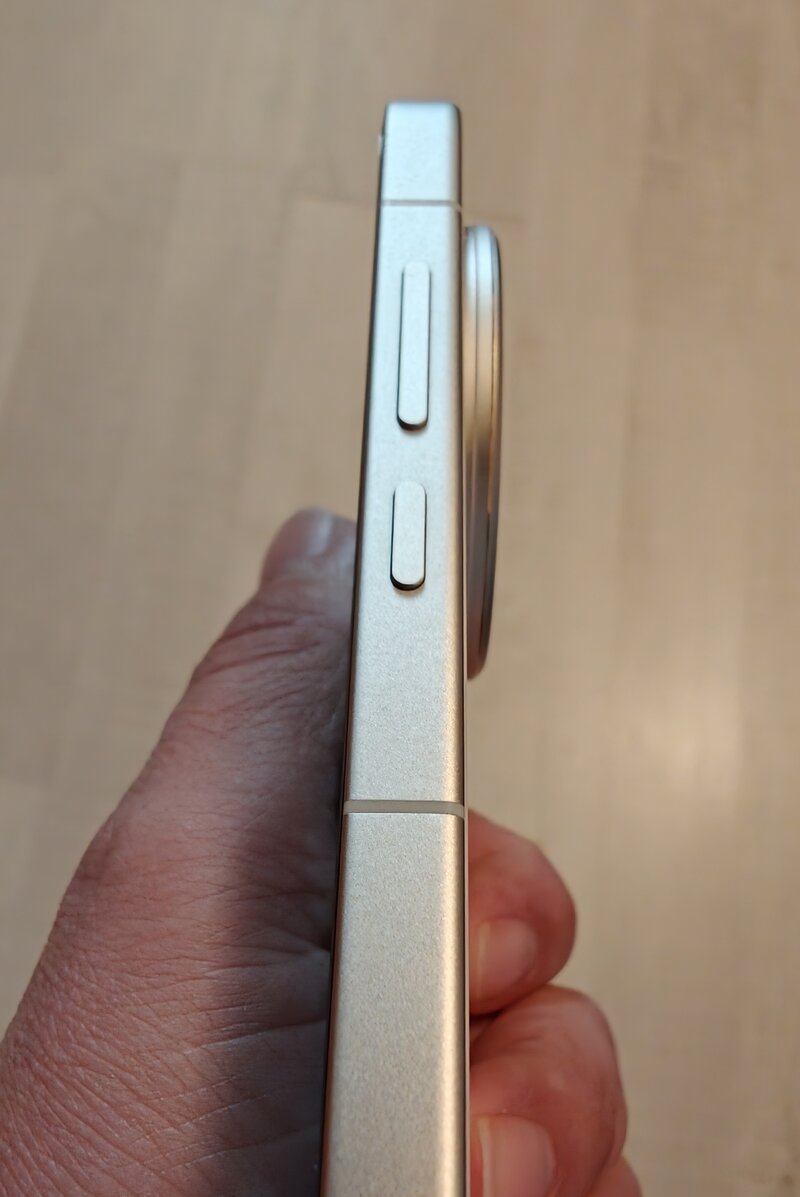 Realme GT 8 Pron oikeanpuoleinen kylki