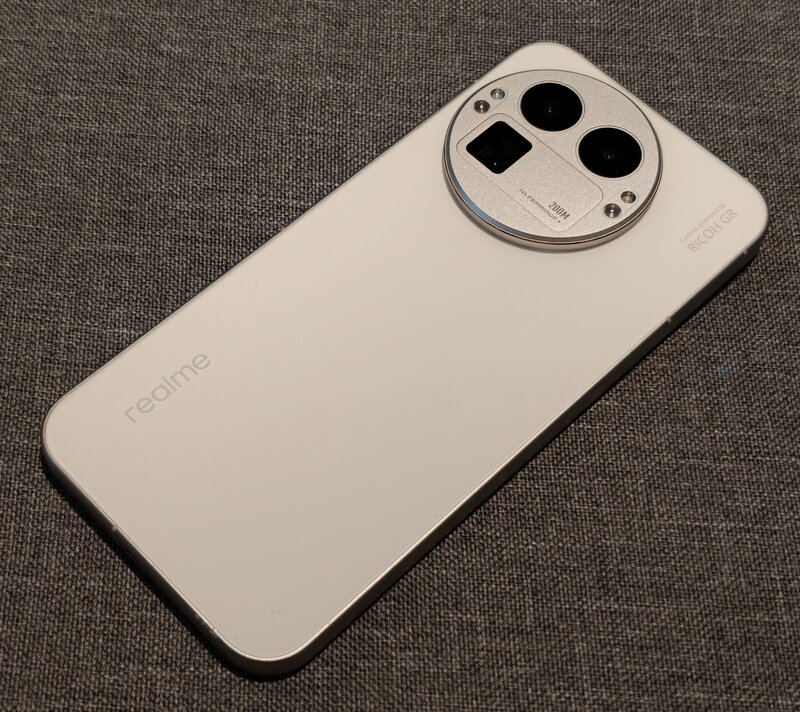 Realme GT 8 Pro pöydällä, takaa