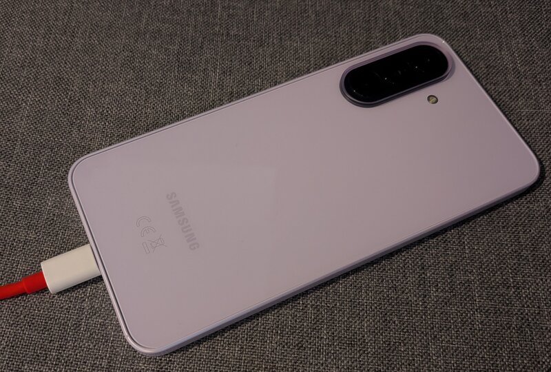 Samsung Galaxy A37 laturissa, OnePlussan johdolla ladattavana