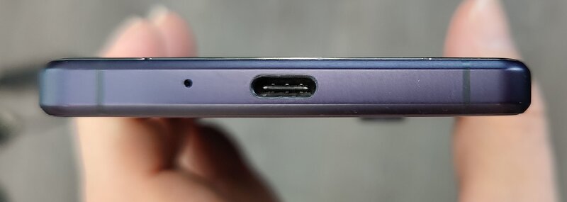 Sony Xperia 1 III alareuna, jossa USB-C -liitin