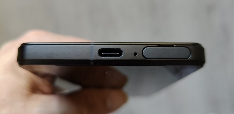 Sony Xperia 1 IV, alareuna, jossa SIM-kortin paikka ja USB-C -liitin