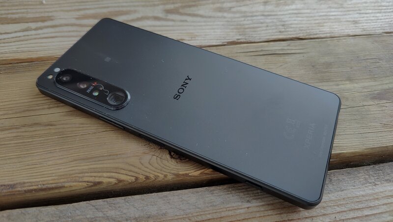 Sony Xperia 1 IV, näyttö pöytää vasten