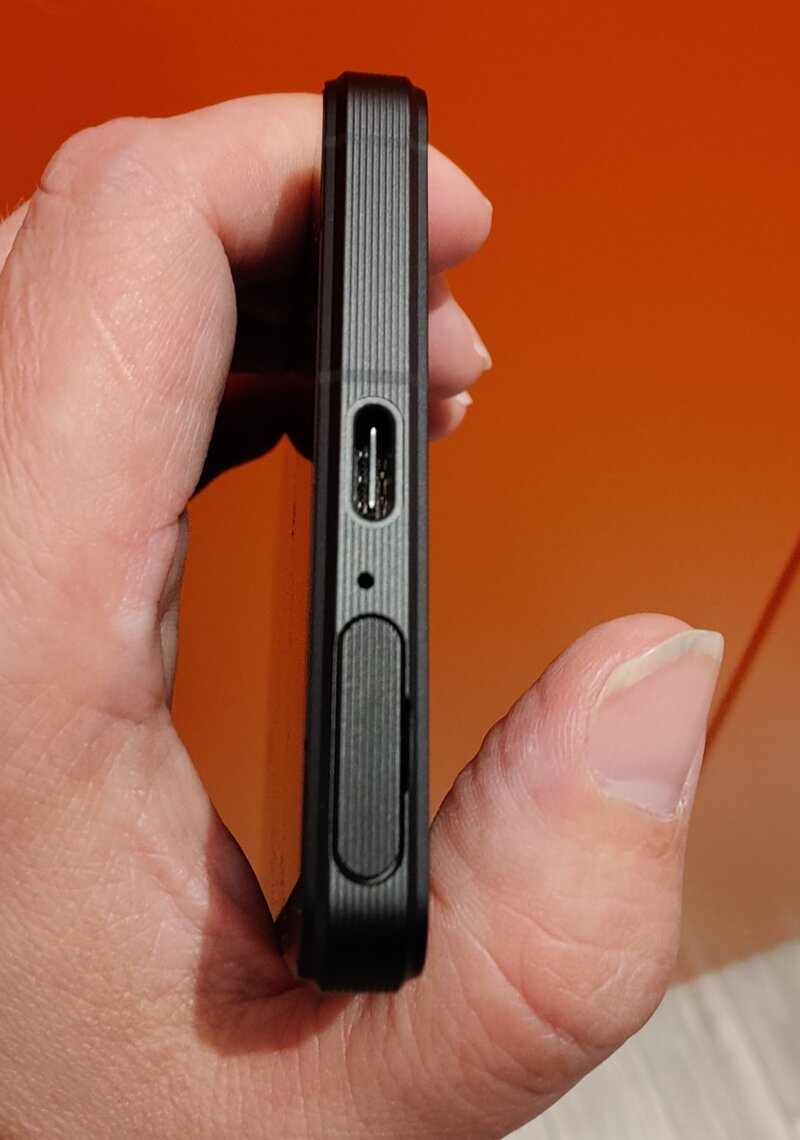 Sony Xperia 1 V, alareuna