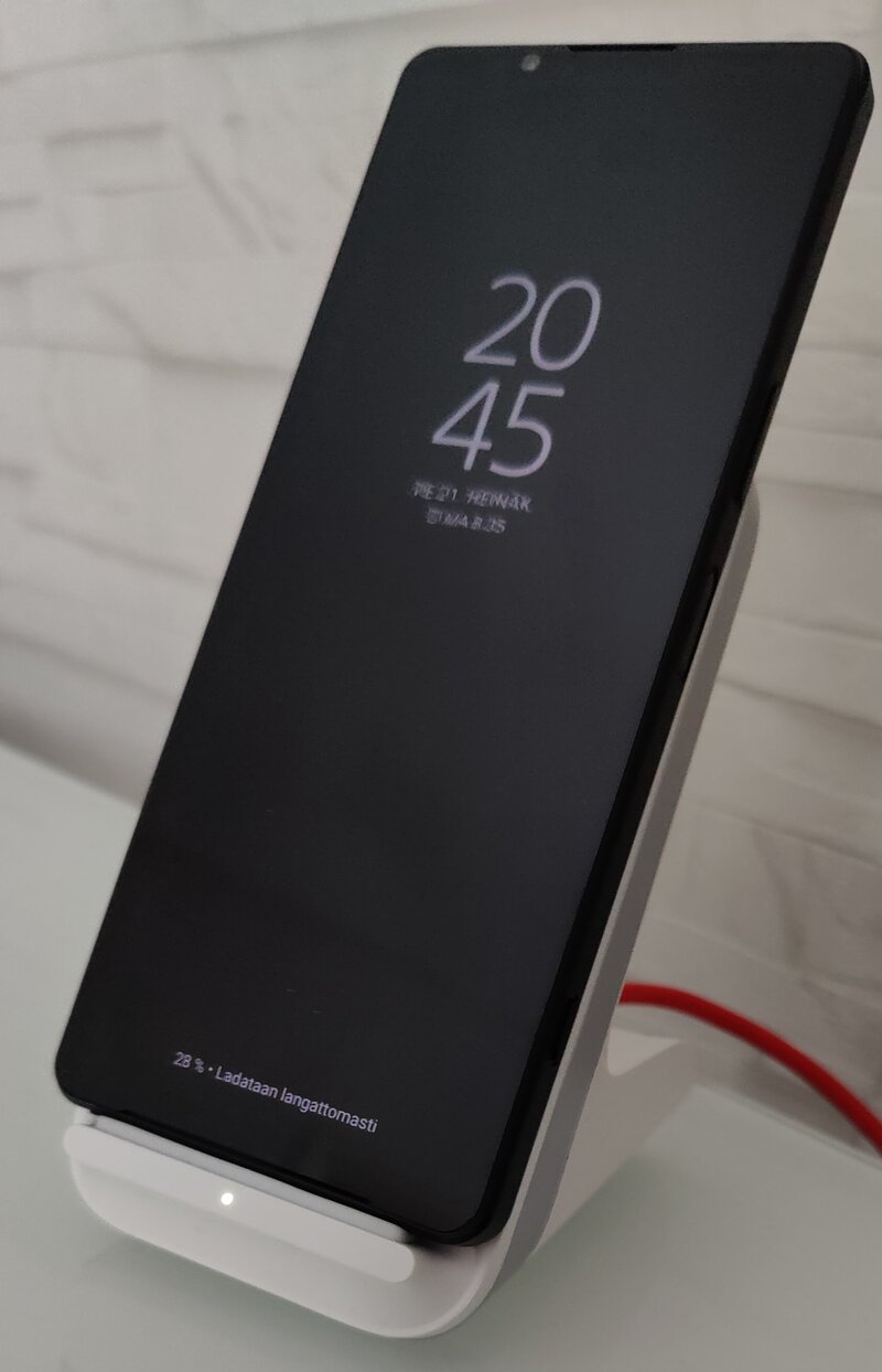 Sony Xperia 1 V latautumassa OnePlussan langattomassa laturissa